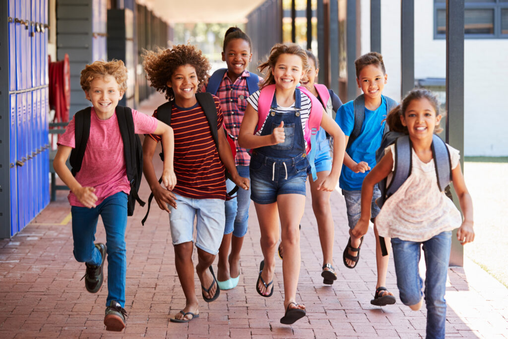 Enfants courant dans une école primaire